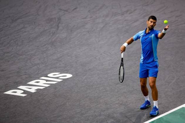 Paris, 03 11 2023 Tennis Rolex Paris Masters 2023, Novak Djokovic Holger Rune v l , Novak Djokovic makes a serve Copyright: AntonioxBorga