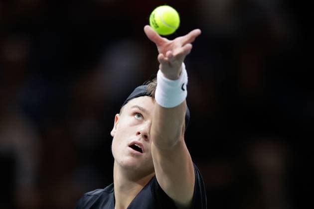 Paris, 03 11 2023 Tennis Rolex Paris Masters 2023, Novak Djokovic Holger Rune v l , Holger Rune makes a serve Copyright: AntonioxBorga