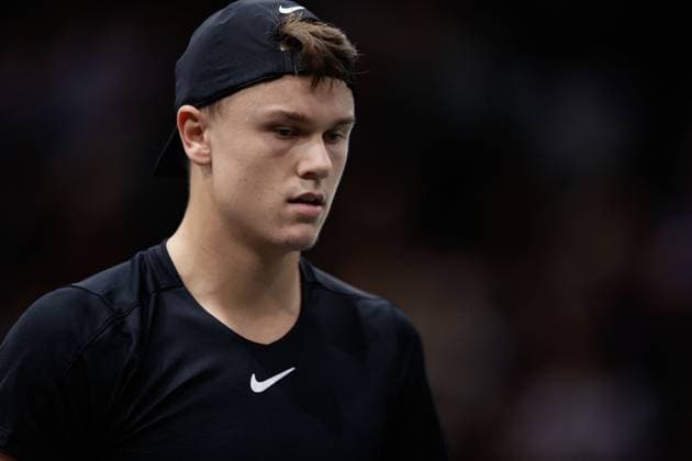 Paris, 03 11 2023 Tennis Rolex Paris Masters 2023, Novak Djokovic Holger Rune v l , Holger Rune disappointed, disappointed looking, dissapointed, sad, frustrated, frustrated, frustrated Copyright: AntonioxBorga