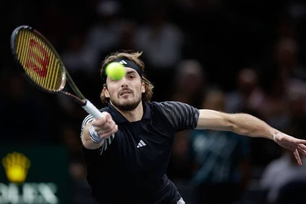 Paris, 03 11 2023 Tennis Rolex Paris Masters 2023, Stefanos Tsitsipas Karen Abgarovich Khachanov v l , Stefanos Tsitsipas plays a forehand Copyright: AntonioxBorga