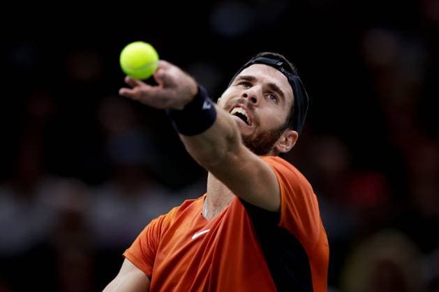 Paris, 03 11 2023 Tennis Rolex Paris Masters 2023, Stefanos Tsitsipas Karen Abgarovich Khachanov v l , Karen Abgarovich Khachanov makes a serve Copyright: AntonioxBorga