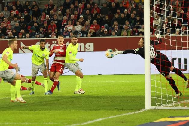 GER, 2 FBL Fortuna Duesseldorf vs SV Wehen Wiesbaden 03 11 2023, Merkur Spiel Arena, Duesseldorf, GER, 2 FBL Fortuna Duesseldorf vs SV Wehen Wiesbaden, in the picture Florian Stritzel goalkeeper Wiesbaden 16 , can not hold the ball and later Yannik Engelhardt Fortuna Duesseldorf 6 , takes advantage of this to score the 3 1 nordphotoxGmbHx xMeuter nph00351