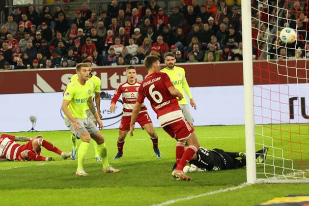 GER, 2 FBL Fortuna Duesseldorf vs SV Wehen Wiesbaden 03 11 2023, Merkur Spiel Arena, Duesseldorf, GER, 2 FBL Fortuna Duesseldorf vs SV Wehen Wiesbaden, in picture 3 1 goal for Duesseldorf by Yannik Engelhardt Fortuna Duesseldorf 6 , nordphotoxGmbHx xMeuter nph00351