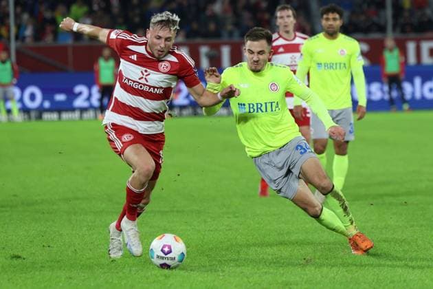 GER, 2 FBL Fortuna Duesseldorf vs SV Wehen Wiesbaden 03 11 2023, Merkur Spiel Arena, Duesseldorf, GER, 2 FBL Fortuna Duesseldorf vs SV Wehen Wiesbaden, in the picture Jona Niemiec Fortuna Duesseldorf 18 , in a duel against Amar Catic Wiesbaden 34 , nordphotoxGmbHx xMeuter nph00351