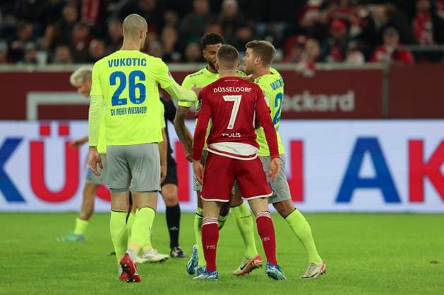 GER, 2 FBL Fortuna Duesseldorf vs SV Wehen Wiesbaden 03 11 2023, Merkur Spiel Arena, Duesseldorf, GER, 2 FBL Fortuna Duesseldorf vs SV Wehen Wiesbaden, in the picture scuffle between Christos Tzolis Fortuna Duesseldorf 7 , Martin Angha Wiesbaden 2 , Marcus Mathisen Wiesbaden 24 , nordphotoxGmbHx xMeuter nph00351