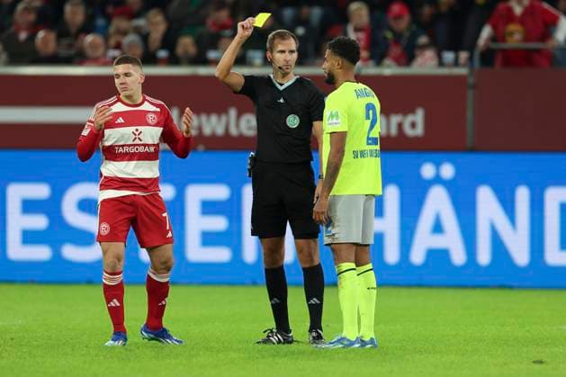 GER, 2 FBL Fortuna Duesseldorf vs SV Wehen Wiesbaden 03 11 2023, Merkur Spiel Arena, Duesseldorf, GER, 2 FBL Fortuna Duesseldorf vs SV Wehen Wiesbaden, in the picture Martin Angha Wiesbaden 2 , gets the yellow card from Florian Heft SR Referee referee, Christos Tzolis Fortuna Duesseldorf 7 , will also get the yellow card nordphotoxGmbHx xMeuter nph00351