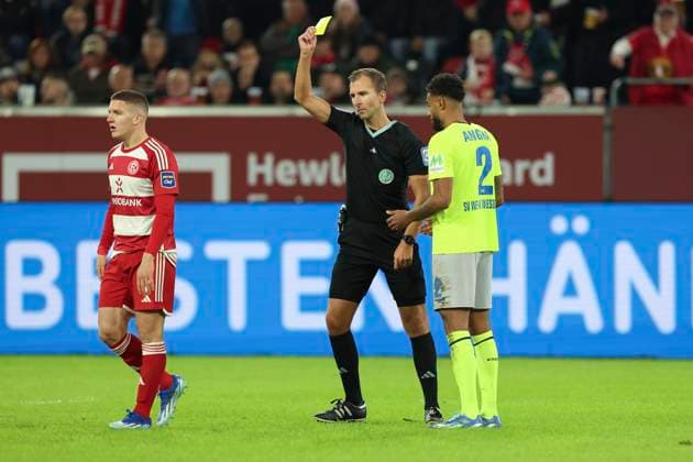 GER, 2 FBL Fortuna Duesseldorf vs SV Wehen Wiesbaden 03 11 2023, Merkur Spiel Arena, Duesseldorf, GER, 2 FBL Fortuna Duesseldorf vs SV Wehen Wiesbaden, in picture yellow card for Christos Tzolis Fortuna Duesseldorf 7 , by Florian Heft SR Referee referee, nordphotoxGmbHx xMeuter nph00351