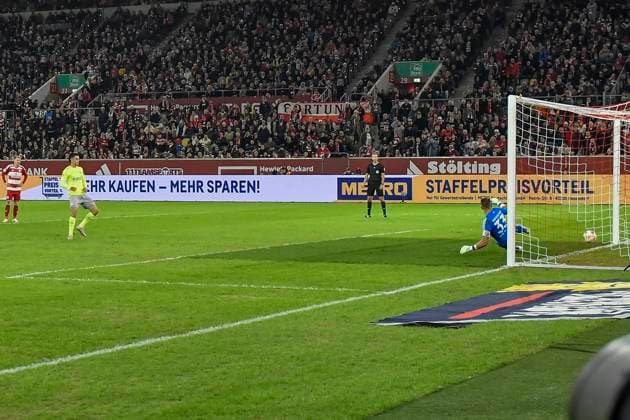 John Iredale 33, SV Wehen Wiesbaden scores the goal to 0 3 by penalty 03 11 2023 Soccer Fortuna Duesseldorf vs SV Wehen Wiesbaden, Merkur Spiel Arena, Duesseldorf, DFB DFL REGULATIONS PROHIBIT ANY USE OF PHOTOGRAPHS AS IMAGE SEQUENCES AND OR QUASI VIDEO NRW Germany Copyright: xpepphotox xHorstxMauelshagenx pep00321, pep_20231103_hm