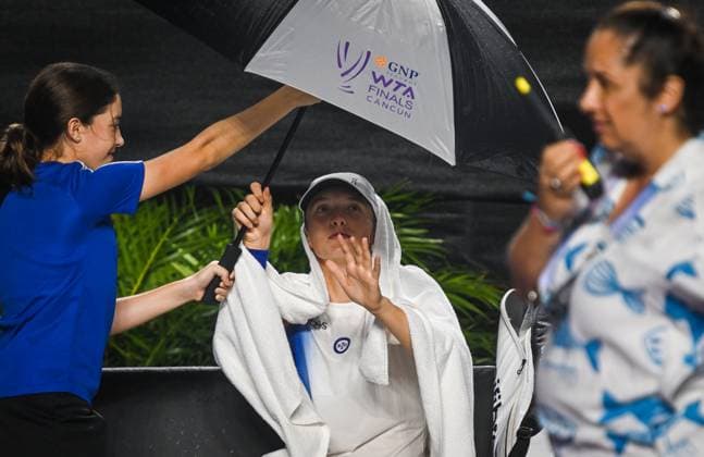 2023 WTA, Tennis Damen Finals - Day 6 CANCUN, MEXICO - NOVEMBER 3: Iga Swiatek of Poland seen during the temporary halt in the tennis match caused by adverse weather conditions, when playing the 1st set against Ons Jabeur of Tunisia, in the Third Round robin match on Day 6 during the of the GNP Seguros WTA Finals Cancun 2023 part of the Hologic WTA Tour, on November 3, 2023, in Cancun, Quintana Roo, Mexico. Cancun Mexico  Copyright: xArturxWidakx originalFilename:widak-2023wtaf231103_np64c.jpg