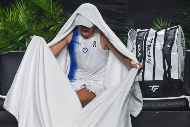 Sport Bilder des Tages 2023 WTA, Tennis Damen Finals - Day 6 CANCUN, MEXICO - NOVEMBER 3: Iga Swiatek of Poland seen during the temporary halt in the tennis match caused by adverse weather conditions, when playing the 1st set against Ons Jabeur of Tunisia, in the Third Round robin match on Day 6 during the of the GNP Seguros WTA Finals Cancun 2023 part of the Hologic WTA Tour, on November 3, 2023, in Cancun, Quintana Roo, Mexico. Cancun Mexico  Copyright: xArturxWidakx originalFilename:widak-2023wtaf231103_npJem.jpg