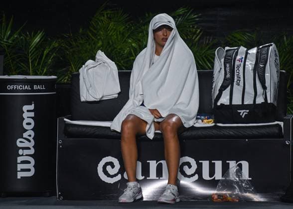2023 WTA, Tennis Damen Finals - Day 6 CANCUN, MEXICO - NOVEMBER 3: Iga Swiatek of Poland seen during the temporary halt in the tennis match caused by adverse weather conditions, when playing the 1st set against Ons Jabeur of Tunisia, in the Third Round robin match on Day 6 during the of the GNP Seguros WTA Finals Cancun 2023 part of the Hologic WTA Tour, on November 3, 2023, in Cancun, Quintana Roo, Mexico. Cancun Mexico  Copyright: xArturxWidakx originalFilename:widak-2023wtaf231103_npW3h.jpg