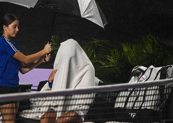 2023 WTA, Tennis Damen Finals - Day 6 CANCUN, MEXICO - NOVEMBER 3: Iga Swiatek of Poland seen during the temporary halt in the tennis match caused by adverse weather conditions, when playing the 1st set against Ons Jabeur of Tunisia, in the Third Round robin match on Day 6 during the of the GNP Seguros WTA Finals Cancun 2023 part of the Hologic WTA Tour, on November 3, 2023, in Cancun, Quintana Roo, Mexico. Cancun Mexico  Copyright: xArturxWidakx originalFilename:widak-2023wtaf231103_nps7Y.jpg