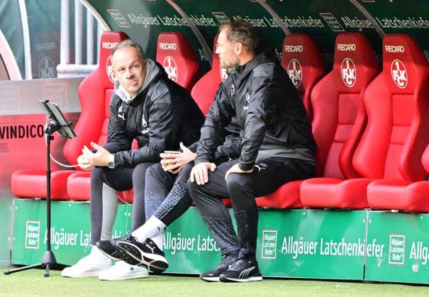 04 11 2023 Soccer Season 2023 2024 2 Soccer Bundesliga 12 Matchday 1 FC Kaiserslautern Lautern FCK Rote Teufel SpVgg Greuther Fürth Kleeblatt Sportfoto Zink MeZi xmexzix DFL regulations prohibit any use of photographs as image sequences and or quasi video only for editorial use Alexander Zorniger Trainer SpVgg Greuther Fürth, left Marco Konrad Co Trainer SpVgg Greuther Fürth before the start of the match