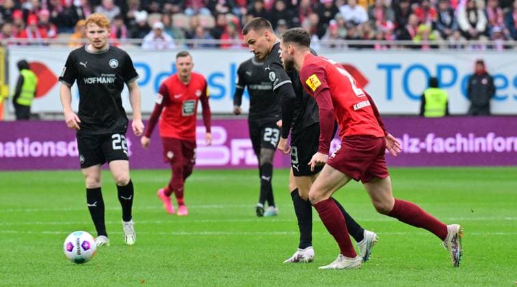 04 11 2023 Soccer Season 2023 2024 2 Soccer Bundesliga 12 Matchday 1 FC Kaiserslautern Lautern FCK Rote Teufel SpVgg Greuther Fürth Kleeblatt Sportfoto Zink xwoxzix DFL regulations prohibit any use of photographs as image sequences and or quasi video only for editorial use Tim Lemperle 19, SpVgg Greuther Fürth Boris Tomiak 2, 1 FC Kaiserslautern FCK
