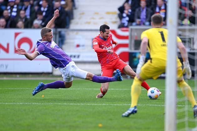 04 11 2023, Football, 2 Bundesliga, Matchday 12 Season 2023 2024, VfL Osnabrück Holstein Kiel, Timo Beermann VfL 1899 Osnabrück , Steven Skrzybski Holstein Kiel xRHR PHOTO TKx Copyright: RHR-FOTOx RHR-FOTO TK