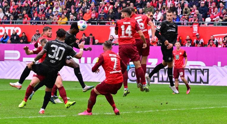 04 11 2023 Soccer Season 2023 2024 2 Soccer Bundesliga 12 Matchday 1 FC Kaiserslautern Lautern FCK Rote Teufel SpVgg Greuther Fürth Kleeblatt Sportfoto Zink xwoxzix DFL regulations prohibit any use of photographs as image sequences and or quasi video only for editorial use Gideon Jung 23, SpVgg Greuther Fürth erzielt Treffer Tor Torschuß zum 0 1