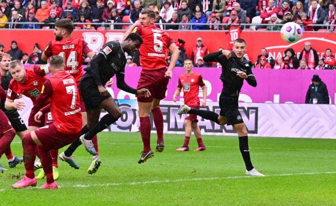 04 11 2023 Soccer Season 2023 2024 2 Soccer Bundesliga 12 Matchday 1 FC Kaiserslautern Lautern FCK Rote Teufel SpVgg Greuther Fürth Kleeblatt Sportfoto Zink xwoxzix DFL regulations prohibit any use of photographs as image sequences and or quasi video only for editorial use Gideon Jung 23, SpVgg Greuther Fürth erzielt Treffer Tor Torschuß zum 0 1