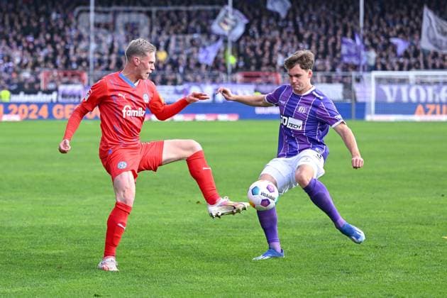 04 11 2023, Football, 2 Bundesliga, Matchday 12 Season 2023 2024, VfL Osnabrück Holstein Kiel, Jonas Sterner Holstein Kiel , Florian Kleinhansl VfL 1899 Osnabrück xRHR PHOTO TKx Copyright: RHR-FOTOx RHR-FOTO TK