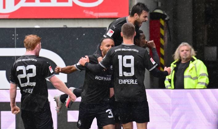 04 11 2023 Soccer Season 2023 2024 2 Soccer Bundesliga 12 Matchday 1 FC Kaiserslautern Lautern FCK Rote Teufel SpVgg Greuther Fürth Kleeblatt Sportfoto Zink xwoxzix DFL regulations prohibit any use of photographs as image sequences and or quasi video only for editorial use Torjubel Jubel Freude nach Treffer Tor Torschuß zum 0 1 durch Gideon Jung 23, SpVgg Greuther Fürth Robert Wagner 22, SpVgg Greuther Fürth Julian Green 37, SpVgg Greuther Fürth Andreas Linde 1, SpVgg Greuther Fürth Gideon Jung 23, SpVgg Greuther Fürth