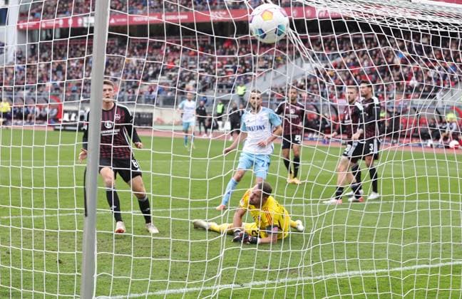 04 11 2023 Soccer Season 2023 2024 2 Soccer Bundesliga 12 Matchday 1 FC Nuremberg FCN Club FC Schalke 04 S04 Knappen Sportfoto Zink DaMa xdaxmax DFL regulations prohibit any use of photographs as image sequences and or quasi video only for editorial use Tor Treffer Goal shot to 0 1 Goalscorer Dominick Drexler 24, FC Schalke 04 S04 vs Christian Mathenia 26, 1 FC Nuremberg FCN