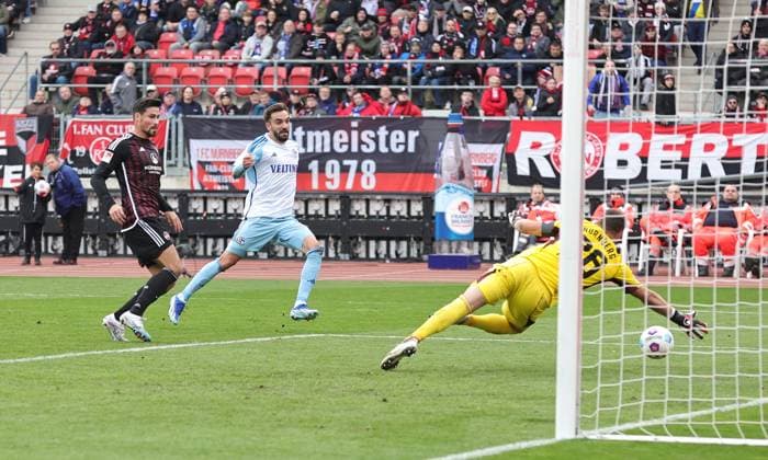 04 11 2023 Soccer Season 2023 2024 2 Soccer Bundesliga 12 Matchday 1 FC Nuremberg FCN Club FC Schalke 04 S04 Knappen Sportfoto Zink DaMa xdaxmax DFL regulations prohibit any use of photographs as image sequences and or quasi video only for editorial use Kenan Karaman 19, FC Schalke 04 S04 with goal shot gg Christian Mathenia 26, 1 FC Nuremberg FCN