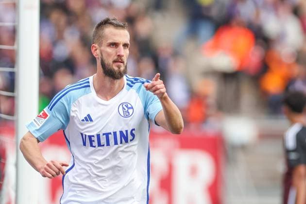 04 11 2023, Football, 2 Bundesliga, Matchday 12, Season 2023 2024, 1 FC Nürnberg FC Schalke 04, Dominick Drexler FC Schalke 04 celebrates after his goal for 0 to 1 Nürnberg Max Morlock Stadion Bayern Germany xRHR PHOTO TRx Copyright: RHR-FOTOx RHR-FOTO TR