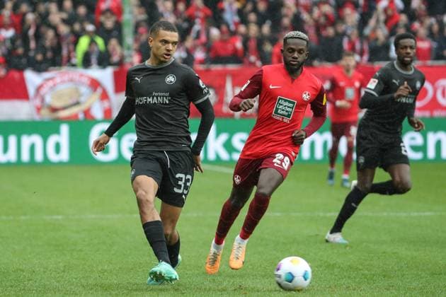 04 11 2023, xusrbx, Soccer 2 Bundesliga, 1 FC Kaiserslautern Spvgg Greuther Fuerth emspor, v l Maximilian Dietz SpVgg Greuther Fuerth, 33 , Richmond Tachie 1 FC Kaiserslautern, 29 , DFL DFB REGULATIONS PROHIBIT ANY USE OF PHOTOGRAPHS as IMAGE SEQUENCES and or QUASI VIDEO Kaiserslautern