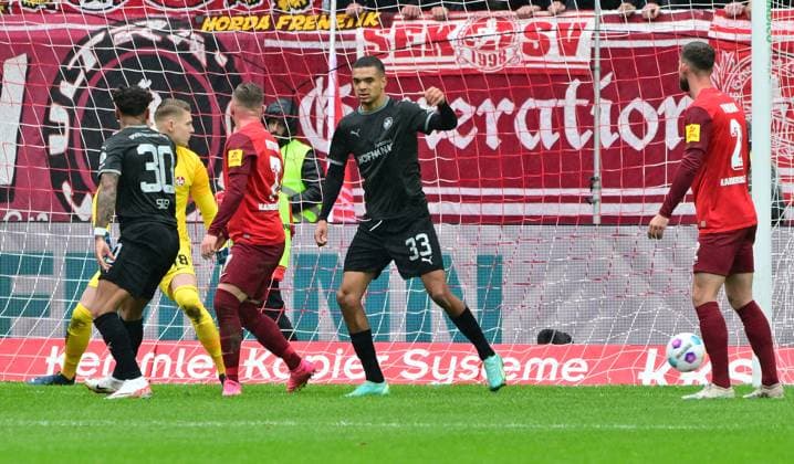 04 11 2023 Soccer Season 2023 2024 2 Soccer Bundesliga 12 Matchday 1 FC Kaiserslautern Lautern FCK Rote Teufel SpVgg Greuther Fürth Kleeblatt Sportfoto Zink MeZi xmexzix DFL regulations prohibit any use of photographs as image sequences and or quasi video only for editorial use Julian Krahl 18, 1 FC Kaiserslautern FCK must concede goal Goal to 0 1 Goal Goal Goal Shot