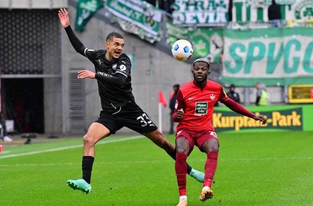 04 11 2023 Soccer Season 2023 2024 2 Soccer Bundesliga 12 Matchday 1 FC Kaiserslautern Lautern FCK Rote Teufel SpVgg Greuther Fürth Kleeblatt Sportfoto Zink xwoxzix DFL regulations prohibit any use of photographs as image sequences and or quasi video only for editorial use Maximilian Solomon Dietz 33, SpVgg Greuther Fürth Richmond Tachie 29, 1 FC Kaiserslautern FCK