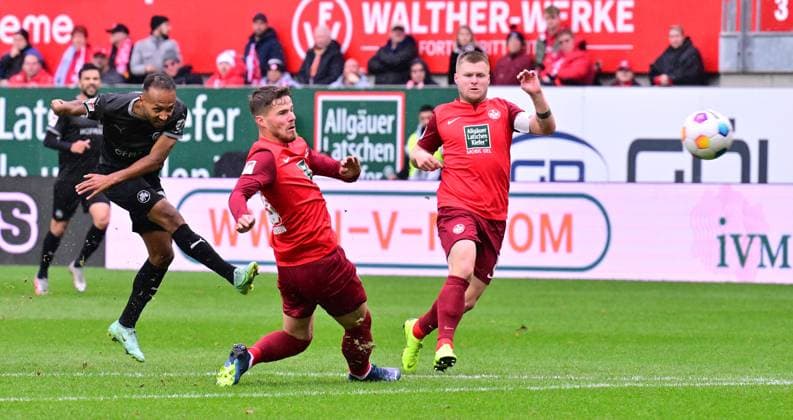 04 11 2023 Soccer Season 2023 2024 2 Soccer Bundesliga 12 Matchday 1 FC Kaiserslautern Lautern FCK Rote Teufel SpVgg Greuther Fürth Kleeblatt Sportfoto Zink xwoxzix DFL regulations prohibit any use of photographs as image sequences and or quasi video only for editorial use Julian Green 37, SpVgg Greuther Fürth Jan Elvedi 33, 1 FC Kaiserslautern FCK Jean Zimmer 8, 1 FC Kaiserslautern FCK