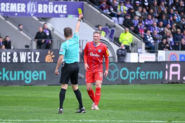 04 11 2023, Football, 2 Bundesliga, Matchday 12 Season 2023 2024, VfL Osnabrück Holstein Kiel, Yellow card for Jonas Sterner Holstein Kiel xRHR PHOTO TKx Copyright: RHR-FOTOx RHR-FOTO TK