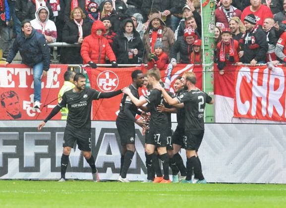Soccer 2 Bundesliga Season 2023 24 Kaiserslautern Fritz Walter Stadion 28 10 2023 1 FC Kaiserslautern fck SpVgg Greuther Fürth fue cheering after the 1 0 for Fürth, scorer Gideon JUNG SpVgg Fürth , 2 v li Soccer 2 Bundesliga 1 FC Kaiserslautern