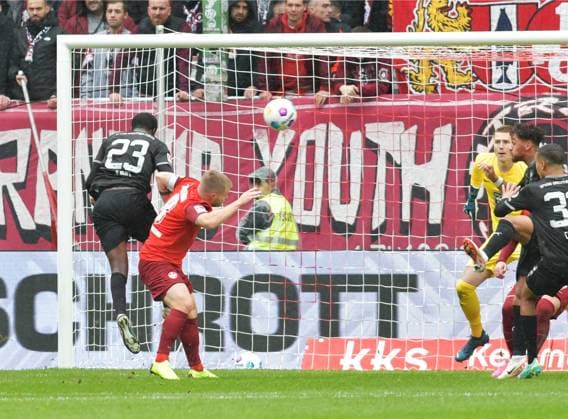 Soccer 2 Bundesliga Season 2023 24 Kaiserslautern Fritz Walter Stadion 28 10 2023 1 FC Kaiserslautern fck SpVgg Greuther Fürth fue Goal for Fürth by Gideon JUNG SpVgg Fürth , Nr 23 Soccer 2 Bundesliga 1 FC Kaiserslautern
