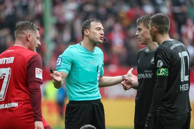 04 11 2023, xusrbx, Soccer 2 Bundesliga, 1 FC Kaiserslautern Spvgg Greuther Fuerth emspor, v l Marlon Ritter 1 FC Kaiserslautern, 7 , Felix Zwayer Referee , Branimir Hrgota SpVgg Greuther Fuerth, 10 , DFL DFB REGULATIONS PROHIBIT ANY USE OF PHOTOGRAPHS as IMAGE SEQUENCES and or QUASI VIDEO Kaiserslautern