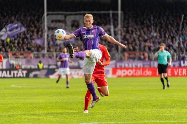 Niklas Wiemann VfL Osnabrueck, 25 GER, VfL Osnabrueck vs Holstein Kiel, Football, 2 Bundesliga, Matchday 12, Season 2023 2024, 04 11 2023 DFL REGULATES PROHIBIT ANY USE OF PHOTOGRAPHS AS IMAGE SEQUENCES AND OR QUASI VIDEO VfL Osnabrueck vs Holstein Kiel, Football, 2 Bundesliga, Matchday 12, Season 2023 2024, 04 11 2023 Osnabrueck Copyright: xEibner-Pressefoto FabioxDeinertx EP_FDT