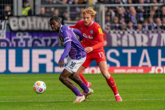 Timo Becker Holstein Kiel, 17 and Kwasi Okyere Wriedt VfL Osnabrueck, 10 GER, VfL Osnabrueck vs Holstein Kiel, Football, 2 Bundesliga, Matchday 12, Season 2023 2024, 04 11 2023 DFL REGULATES PROHIBIT ANY USE OF PHOTOGRAPHS AS IMAGE SEQUENCES AND OR QUASI VIDEO VfL Osnabrueck vs Holstein Kiel, Football, 2 Bundesliga, Matchday 12, Season 2023 2024, 04 11 2023 Osnabrueck Copyright: xEibner-Pressefoto FabioxDeinertx EP_FDT