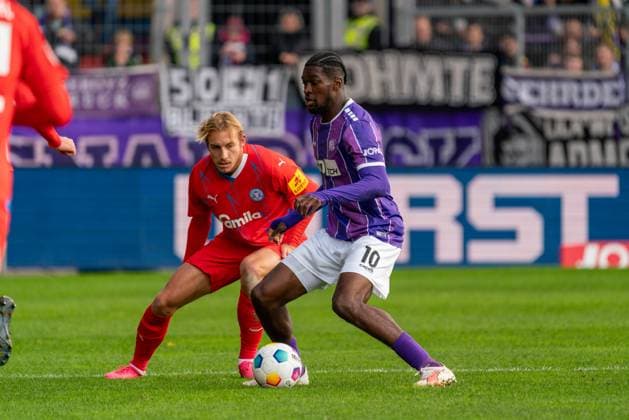 Timo Becker Holstein Kiel, 17 and Kwasi Okyere Wriedt VfL Osnabrueck, 10 GER, VfL Osnabrueck vs Holstein Kiel, Football, 2 Bundesliga, Matchday 12, Season 2023 2024, 04 11 2023 DFL REGULATES PROHIBIT ANY USE OF PHOTOGRAPHS AS IMAGE SEQUENCES AND OR QUASI VIDEO VfL Osnabrueck vs Holstein Kiel, Football, 2 Bundesliga, Matchday 12, Season 2023 2024, 04 11 2023 Osnabrueck Copyright: xEibner-Pressefoto FabioxDeinertx EP_FDT