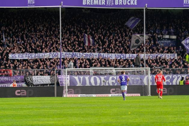 Banner VfL Fans GER, VfL Osnabrueck vs Holstein Kiel, Football, 2 Bundesliga, Matchday 12, Season 2023 2024, 04 11 2023 DFL REGULATIONS PROHIBIT ANY USE OF PHOTOGRAPHS AS IMAGE SEQUENCES AND OR QUASI VIDEO VfL Osnabrueck vs Holstein Kiel, Football, 2 Bundesliga, Matchday 12, Season 2023 2024, 04 11 2023 Osnabrueck Copyright: xEibner-Pressefoto FabioxDeinertx EP_FDT