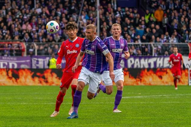 Timo Beermann VfL Osnabrueck, 33 , Shuto Machino Holstein Kiel, 13 GER, VfL Osnabrueck vs Holstein Kiel, Football, 2 Bundesliga, Matchday 12, Season 2023 2024, 04 11 2023 DFL REGULATES PROHIBIT ANY USE OF PHOTOGRAPHS AS IMAGE SEQUENCES AND OR QUASI VIDEO VfL Osnabrueck vs Holstein Kiel, Football, 2 Bundesliga, Matchday 12, Season 2023 2024, 04 11 2023 Osnabrueck Copyright: xEibner-Pressefoto FabioxDeinertx EP_FDT