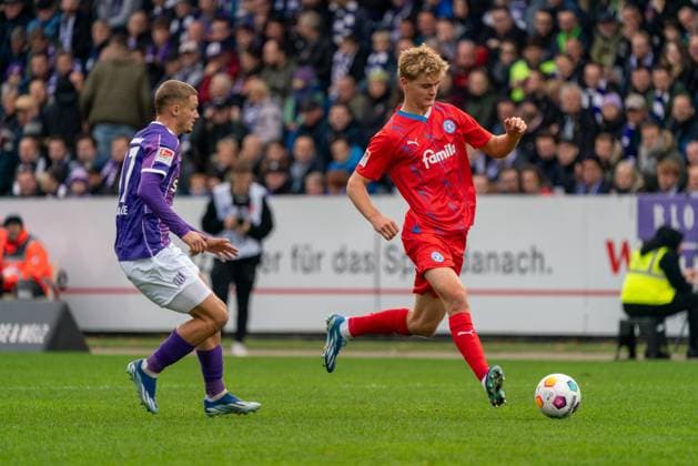 Tom Rothe Holstein Kiel, 18 , Michael Cuisance VfL Osnabrueck, 27 GER, VfL Osnabrueck vs Holstein Kiel, Football, 2 Bundesliga, Matchday 12, Season 2023 2024, 04 11 2023 DFL REGULATES PROHIBIT ANY USE OF PHOTOGRAPHS AS IMAGE SEQUENCES AND OR QUASI VIDEO VfL Osnabrueck vs Holstein Kiel, Football, 2 Bundesliga, Matchday 12, Season 2023 2024, 04 11 2023 Osnabrueck Copyright: xEibner-Pressefoto FabioxDeinertx EP_FDT