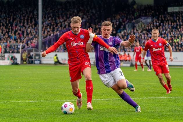 Jonas Sterner Holstein Kiel, 32 , Erik Engelhardt VfL Osnabrueck, 09 GER, VfL Osnabrueck vs Holstein Kiel, Football, 2 Bundesliga, Matchday 12, Season 2023 2024, 04 11 2023 DFL REGULATES PROHIBIT ANY USE OF PHOTOGRAPHS AS IMAGE SEQUENCES AND OR QUASI VIDEO VfL Osnabrueck vs Holstein Kiel, Football, 2 Bundesliga, Matchday 12, Season 2023 2024, 04 11 2023 Osnabrueck Copyright: xEibner-Pressefoto FabioxDeinertx EP_FDT
