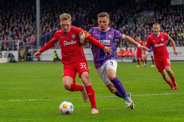 Jonas Sterner Holstein Kiel, 32 , Erik Engelhardt VfL Osnabrueck, 09 GER, VfL Osnabrueck vs Holstein Kiel, Football, 2 Bundesliga, Matchday 12, Season 2023 2024, 04 11 2023 DFL REGULATES PROHIBIT ANY USE OF PHOTOGRAPHS AS IMAGE SEQUENCES AND OR QUASI VIDEO VfL Osnabrueck vs Holstein Kiel, Football, 2 Bundesliga, Matchday 12, Season 2023 2024, 04 11 2023 Osnabrueck Copyright: xEibner-Pressefoto FabioxDeinertx EP_FDT
