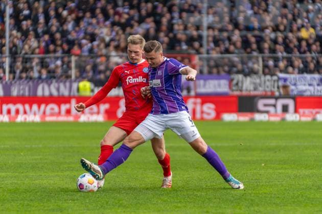 Erik Engelhardt VfL Osnabrueck, 09 Marco Komenda Holstein Kiel, 03 GER, VfL Osnabrueck vs Holstein Kiel, Football, 2 Bundesliga, Matchday 12, Season 2023 2024, 04 11 2023 DFL REGULATES PROHIBIT ANY USE OF PHOTOGRAPHS AS IMAGE SEQUENCES AND OR QUASI VIDEO VfL Osnabrueck vs Holstein Kiel, Football, 2 Bundesliga, Matchday 12, Season 2023 2024, 04 11 2023 Osnabrueck Copyright: xEibner-Pressefoto FabioxDeinertx EP_FDT