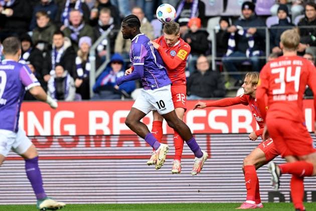2 Bundesliga VfL Osnabrück Holstein Kiel on 04 11 2023 at Bremer Brücke in Osnabrück Kwasi Okyere Otschi Wriedt Osnabrueck in a tackle against Jonas Sterner Kiel MT