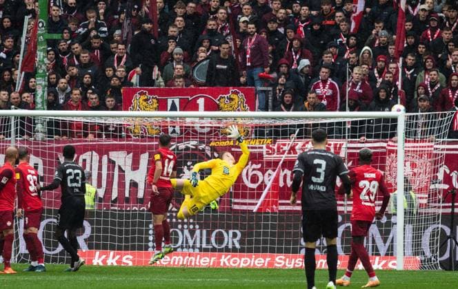Lots of work for Lautern goalkeeper Julian Krahl 18 GER, 1 FC Kaiserslautern vs Greuter Fürth, Soccer 2 Liga, Matchday 12, Season 2023 2024, 4 11 2023 DFL REGULATIONS PROHIBIT ANY USE OF PHOTOGRAPHS AS IMAGE SEQUENCES AND OR QUASI VIDEO, 1 FC Kaiserslautern vs Greuter Fürth, Soccer 2 Liga, Matchday 12, Season 2023 2024, 4 11 2023 Kaiserslautern Copyright: xFoto:xEIBNER ThomasxFuesslerx EP_tfr