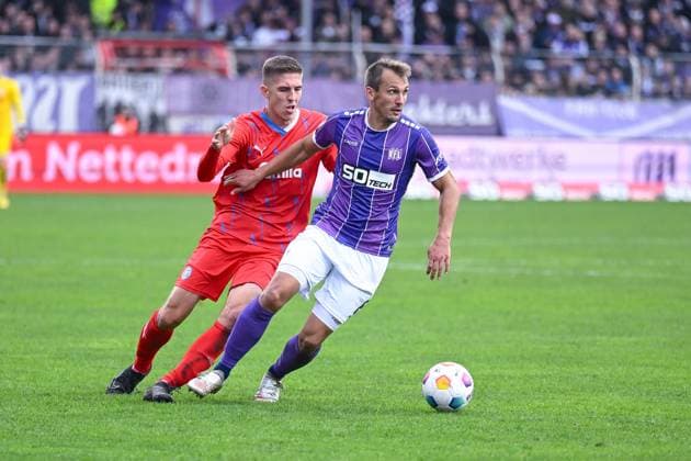 04 11 2023, Football, 2 Bundesliga, Matchday 12 Season 2023 2024, VfL Osnabrück Holstein Kiel, Marko Ivezic Holstein Kiel , Robert Tesche VfL 1899 Osnabrück xRHR PHOTO TKx Copyright: RHR-FOTOx RHR-FOTO TK