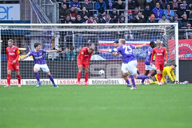 04 11 2023, Soccer, 2 Bundesliga, Matchday 12 Season 2023 2024, VfL Osnabrück Holstein Kiel, Dave Gnaase VfL 1899 Osnabrück scores the goal for 1 0 xRHR PHOTO TKx Copyright: RHR-FOTOx RHR-FOTO TK