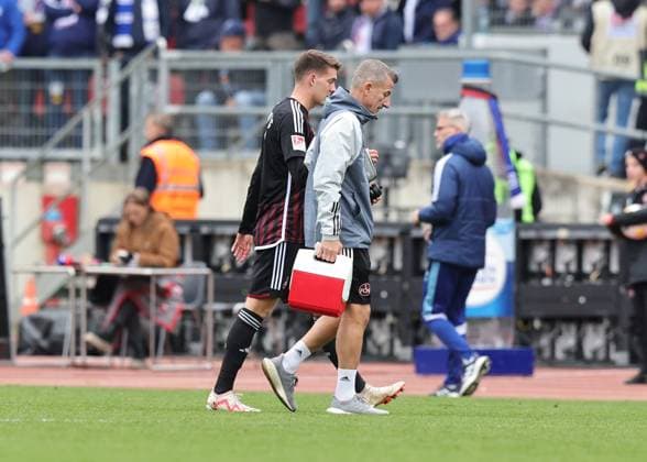 04 11 2023 Soccer Season 2023 2024 2 Soccer Bundesliga 12 Matchday 1 FC Nuremberg FCN Club FC Schalke 04 S04 Knappen Sportfoto Zink DaMa xdaxmax DFL regulations prohibit any use of photographs as image sequences and or quasi video only for editorial use Florian Flick 6, 1 FC Nuremberg FCN must leave the pitch injured due to pain injury