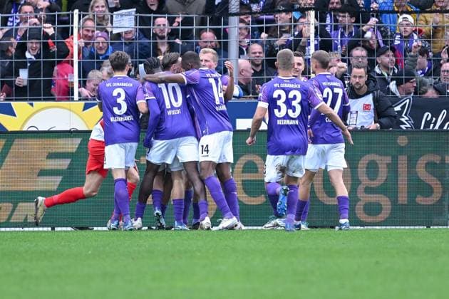04 11 2023, Football, 2 Bundesliga, Matchday 12 Season 2023 2024, VfL Osnabrück Holstein Kiel, Dave Gnaase VfL 1899 Osnabrück celebrates the 1-0 goal with the team xRHR PHOTO TKx Copyright: RHR-FOTOx RHR-FOTO TK