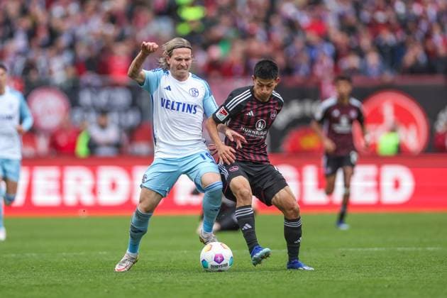 04 11 2023, Football, 2 Bundesliga, Matchday 12, Season 2023 2024, 1 FC Nürnberg FC Schalke 04, f l Lino Tempelmann FC Schalke 04 , Kanji Okunuki 1 FC Nürnberg Nuremberg Max Morlock Stadion Bayern Germany xRHR PHOTO TRx Copyright: RHR-FOTOx RHR-FOTO TR